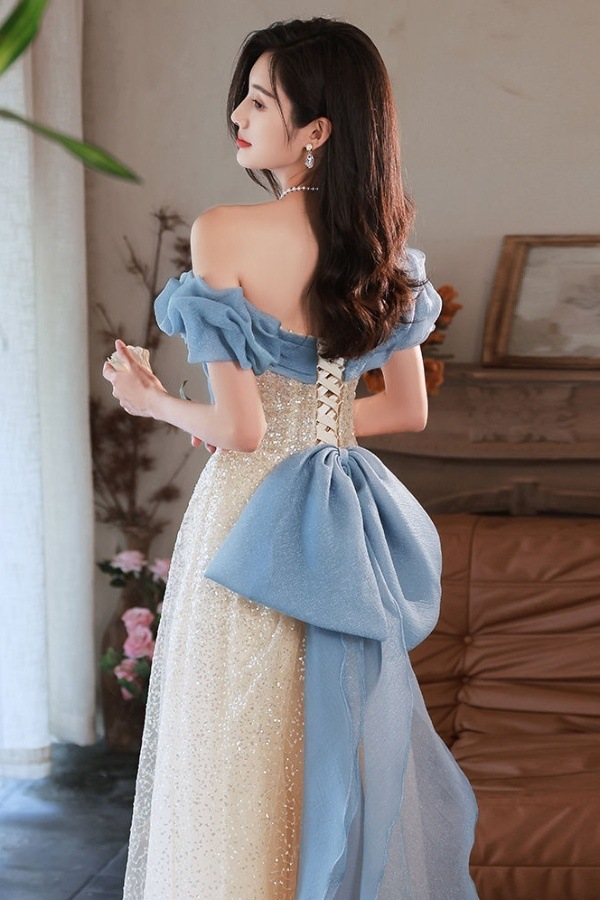 お姫様のドレスのスカートの女性の蝶結びの歳の成礼の誕生日の宴会の学生は試験します