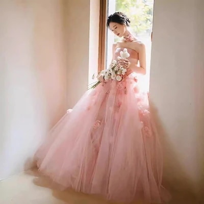 ロマンチックなピンクの女の子の胸を拭いて乾杯する服2025宴会の主宰の人の流れのイブニングドレスです