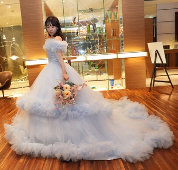 実例写真！カラードレス 爽やかで優しいブルー 結婚式 取り外しオフショルダー 編み上げ 柔らかく重ねたチュールスカート レイヤードドレス