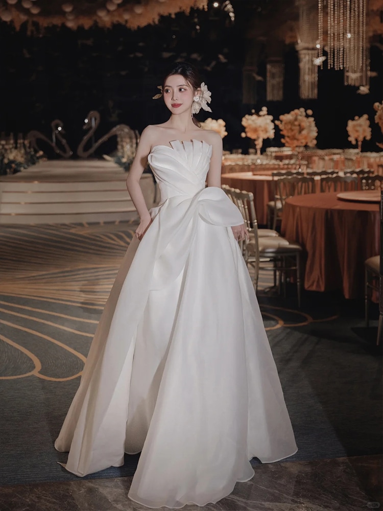 軽いウェディングドレスの花嫁2025チューブトップサテンシンプルなプチテールはメインの糸からゲストを歓迎します