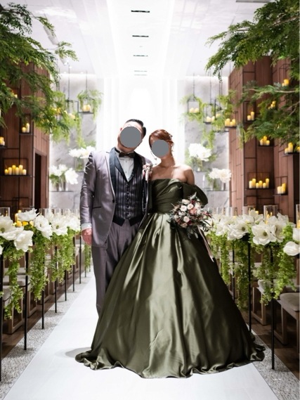 実例写真！カラードレス 深めな緑 パフスリーブ 編み上げ 光沢感 ふっくら柔らかなバックリボン ロングトレーン 結婚式 前撮り