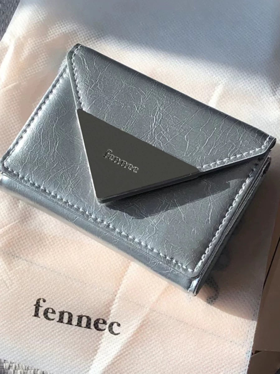 【限定！7000】CRINKLE TRIANGLE TRIPLE WALLET 韓国ブランド　コインケース　折りたたみ財布　コンパクト　三つ折り財布　ミニ　三角　ロゴ　韓国人気商品　シルバー　ブラ