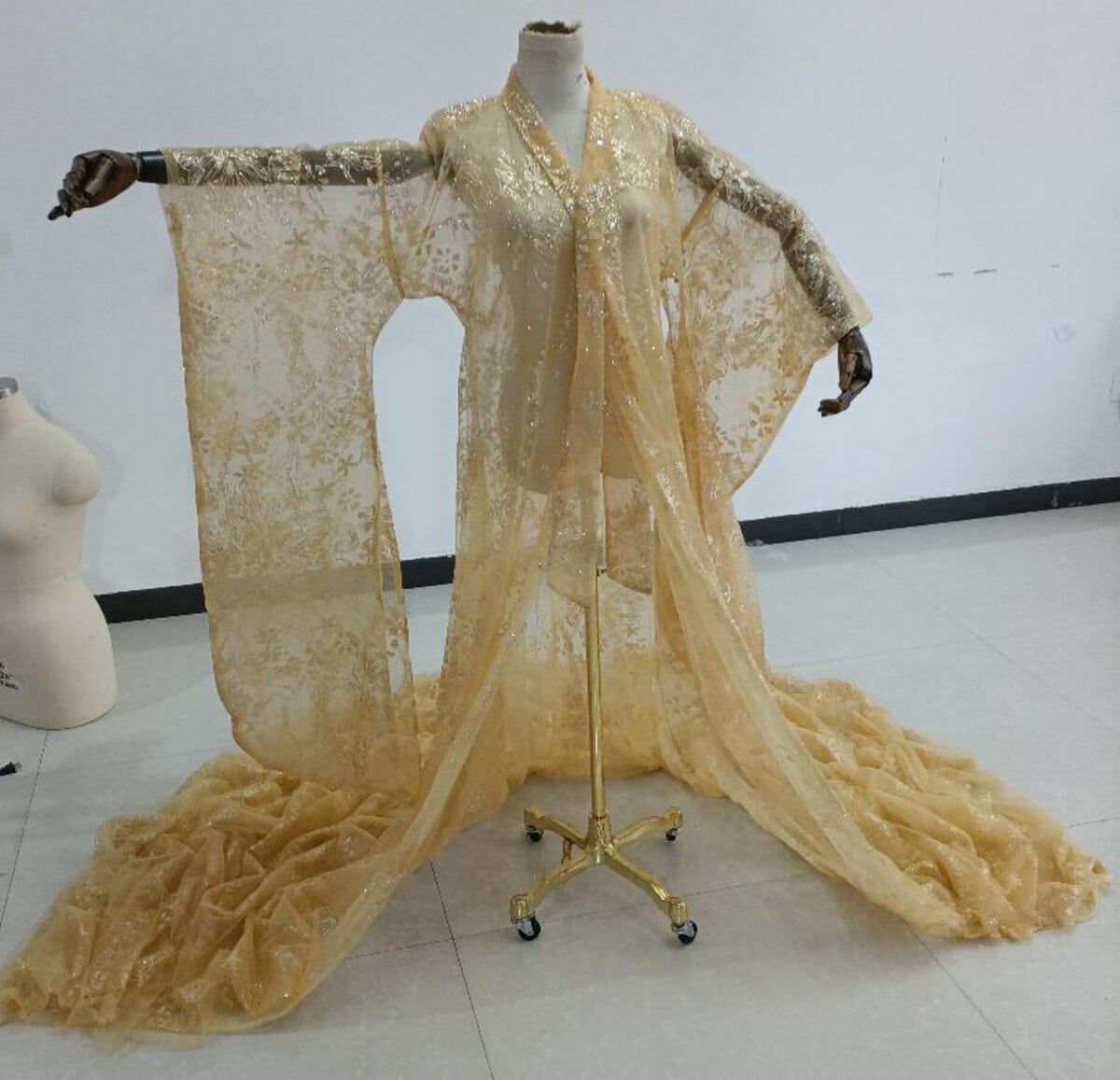 チュール打掛　着物　オーバードレス　レース羽織　ウエディングドレス　お色直し うす衣 花嫁和装 色打掛 ゴールド キラキラ光る刺繍