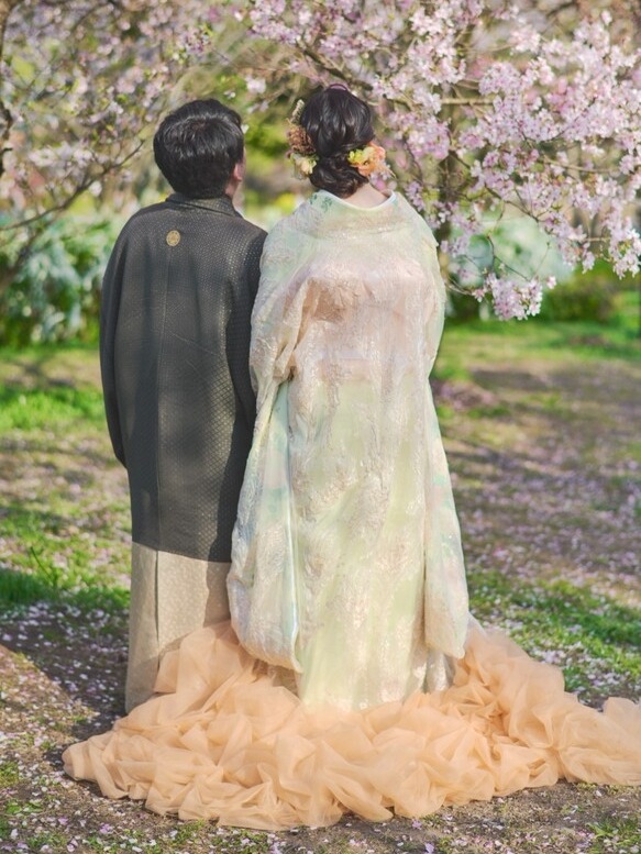 実例写真！ 花柄のモチーフ刺繍が美しく シャンパン色 ミニトレーン 揺らめく裾 ジャケット 62,990円