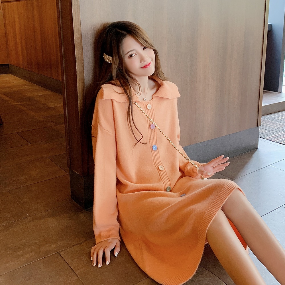 秋のニットワンピース長袖のゆとりで底がカラーボタン钞トレンカセータースカート