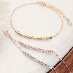 ブレスレット　ジルコニアを並べたU字バーをチェーンでつないだブレス　サージカルステンレス sus316l 低アレルギー　キュービックジルコニア　ハートの留め具　アジャスター3cm レディース