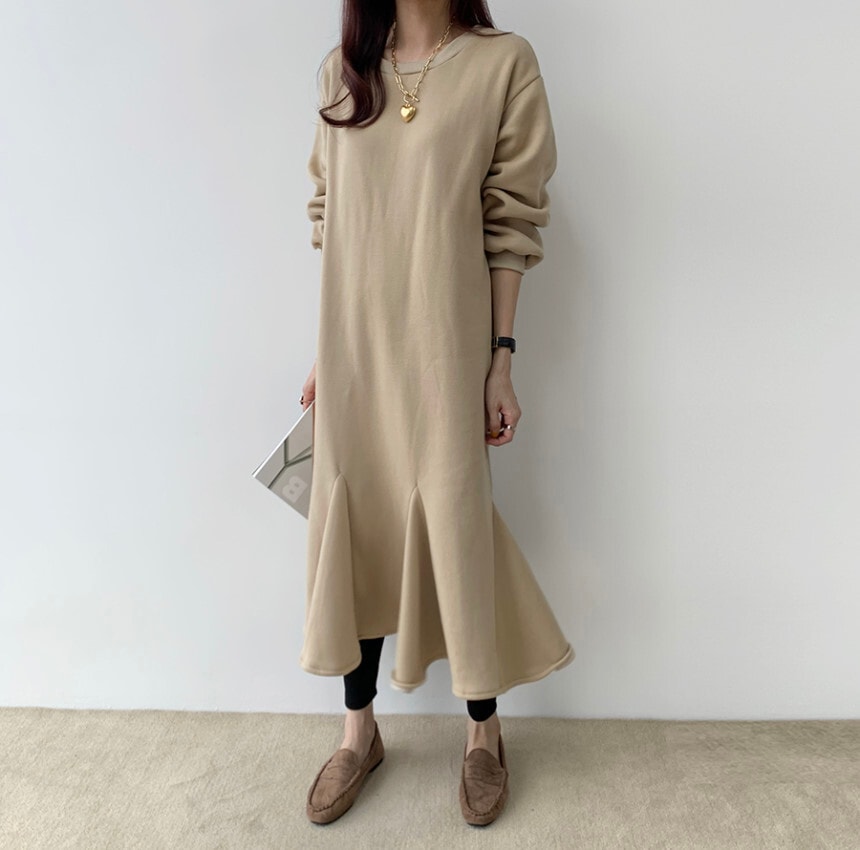 ワンピース フレアワンピース スウェットワンピース 膝下 ロング ロング丈 袖あり 長袖 ラウンドネック フレア セミフレア ストレート Iライン フリル かわいい 大人可愛い シンプル カジュアル