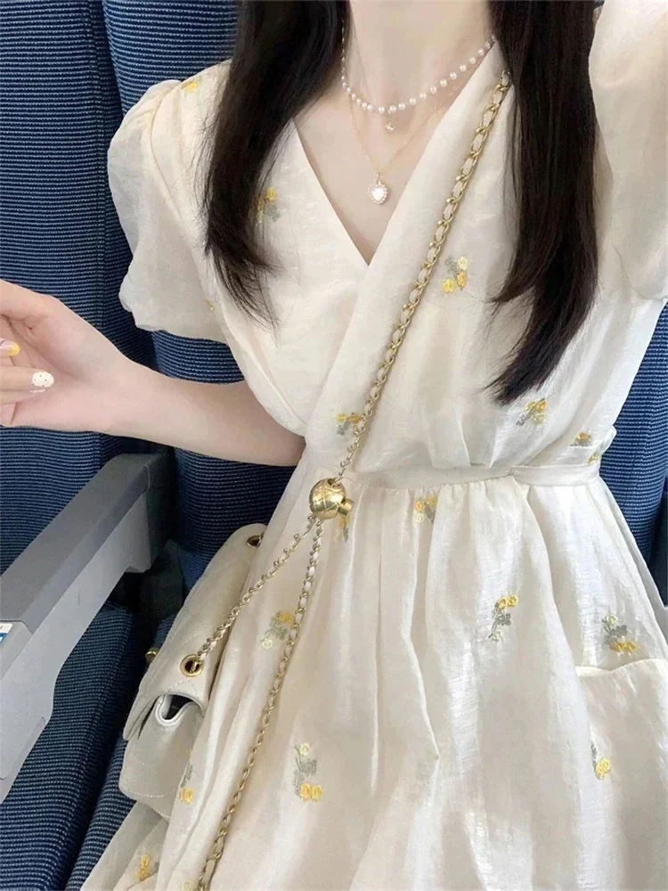 25 ミモレ丈 ロングキャミソールワンピース 小花 フラワーおしゃれ かわいい ドレス Vネック 韓国ファッション レディース 白 お出かけ キュート 甘めフレンチスリーブ