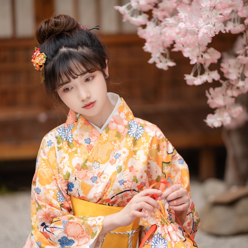 和風浴衣 黄色小扇子 かわいい女の子 和装改良着物 桜の季節 写真撮影