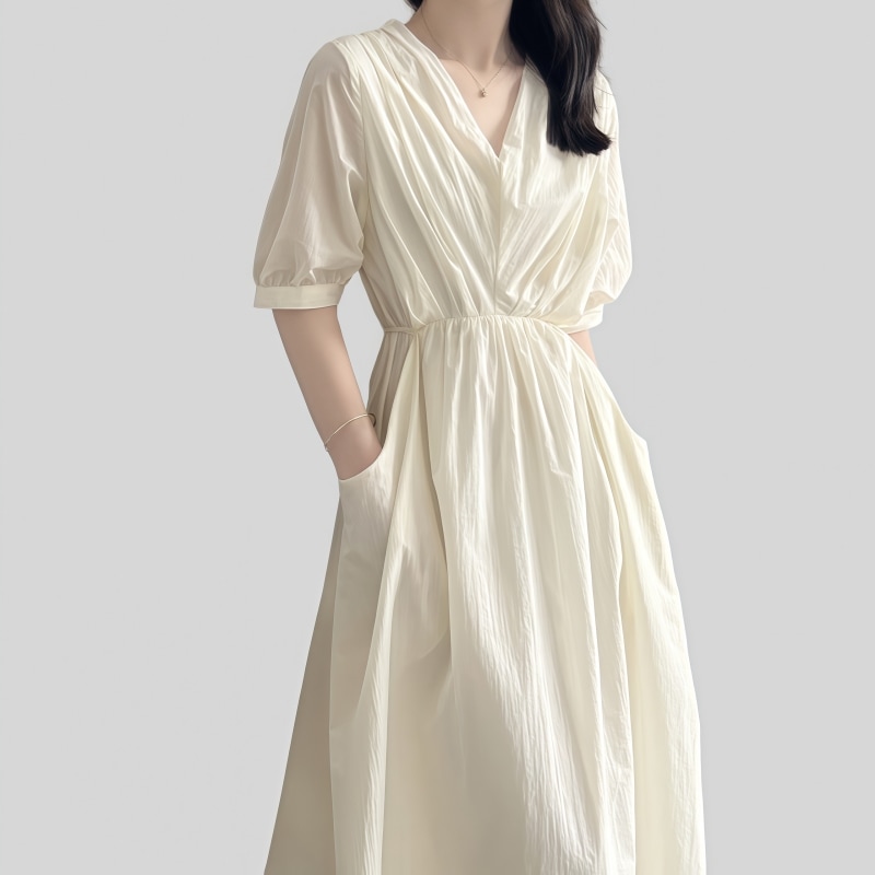 復古のVネックのしわのワンピース2025夏の新型の気質は腰の中で長いスカートを結びます