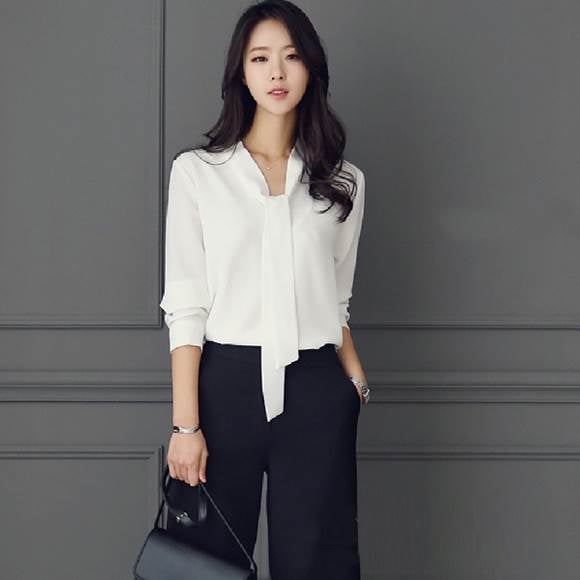 ボウタイ とろみ ブラウス トップス シャツ 袖あり 長袖 Vネック 襟なし サイドスリット かわいい 大人可愛い きれいめ シンプル 大人 上品 おしゃれ お洒落 大人女子 こなれ感 マニッシュ ラ