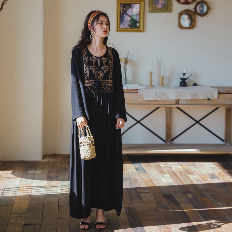 ワンピース フレアワンピース ワンピドレス ロング丈 マキシ丈 長袖 ラウンドネック 襟なし フレア セミフレア ワイド 切り替えデザイン 刺繍 リボン ハイウエスト 大人可愛い シンプル カジュアル