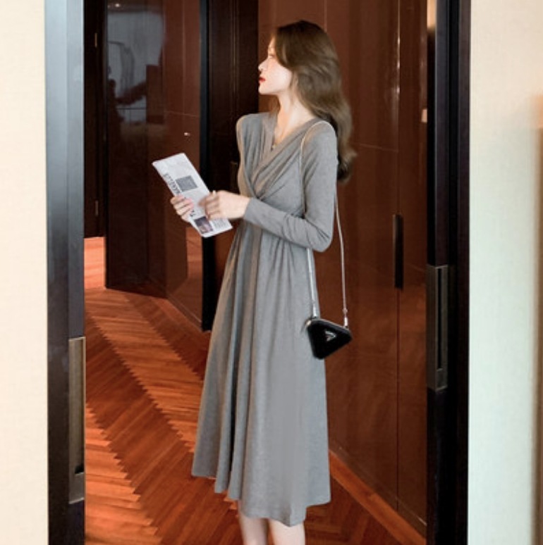 ワンピース デート 膝丈 ひざ丈 ミモレ ミモレ丈 袖あり 長袖 Vネック スリム タイト 細身 かわいい 大人可愛い きれいめ シンプル カジュアル 大人 上品 おしゃれ お洒落 主役級 存在感 春