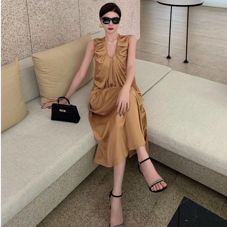 ワンピース ロング ロング丈 マキシ マキシ丈 袖なし ノースリーブ プリーツ サテン かわいい 大人可愛い シンプル おしゃれ お洒落 かっこいい 大人女子 こなれ感 クール モード系 セクシー