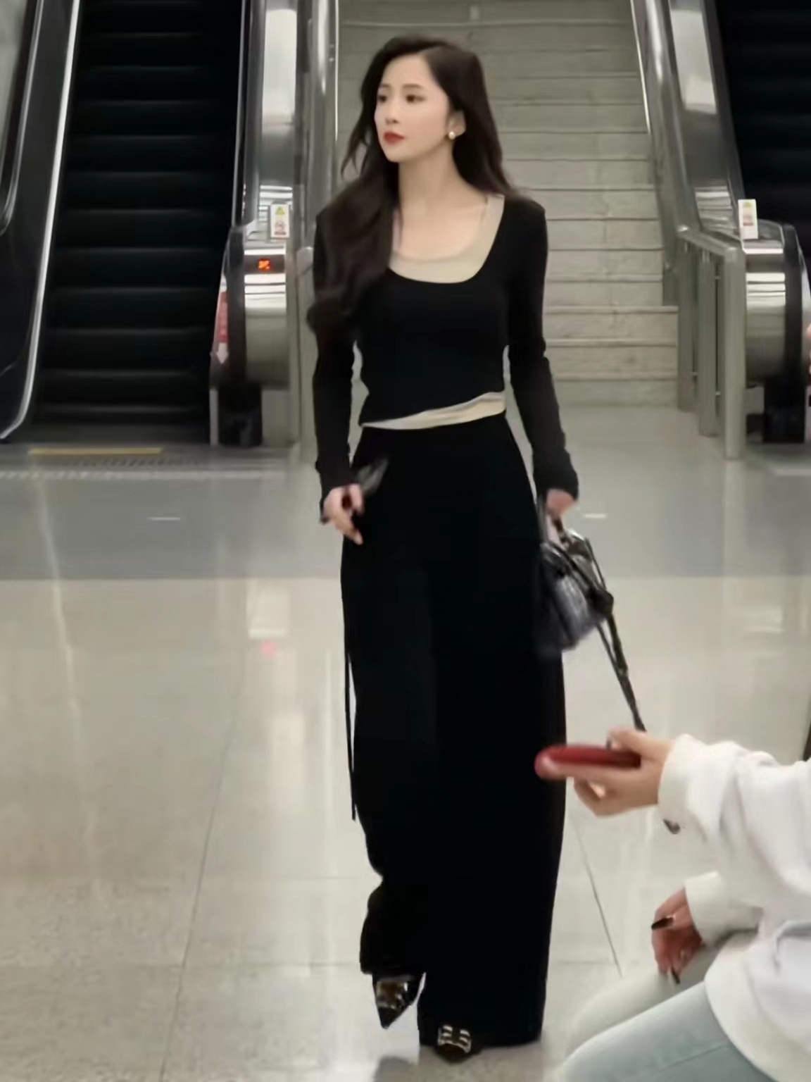 小さい香の風のスーツの新型の爆発的な金は肉を遮ってやせて見えます偽の2件の長袖のTシャツのカジュアルな広脚のズボンの2点セット