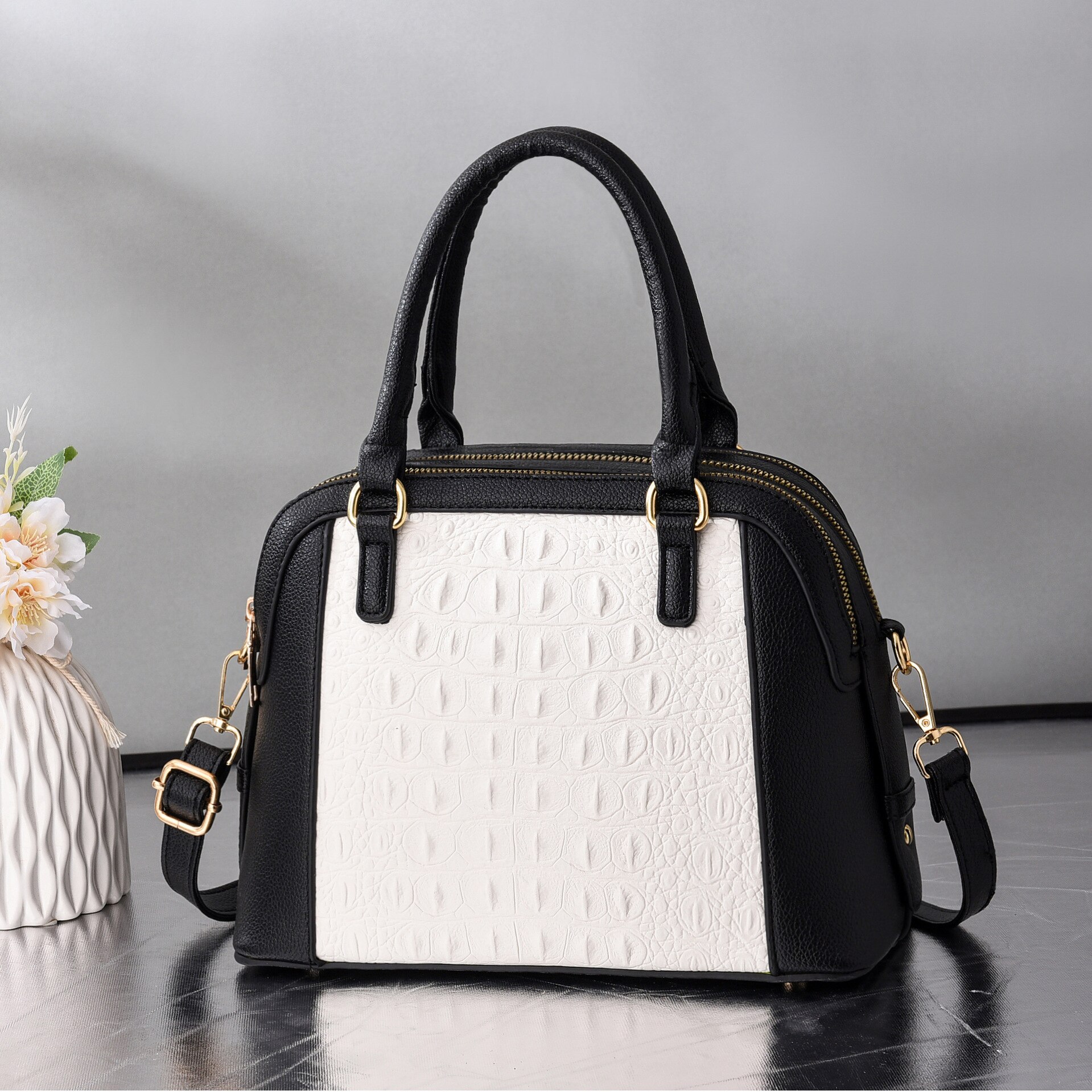 女性のためのクラシックな黒と白のステッチのハンドバッグ,合成皮革のシェル,ショルダーストラップ,トー