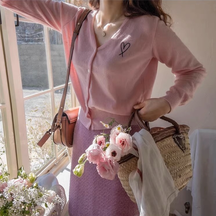 カレッジ風カーディガン ワンポイント入りニットセーター ４色展開 レディース セーター カーディガン 上着 ショート 長袖 萌袖 Vネック ストレート Iライン 刺繍 前開き ニット かわいい