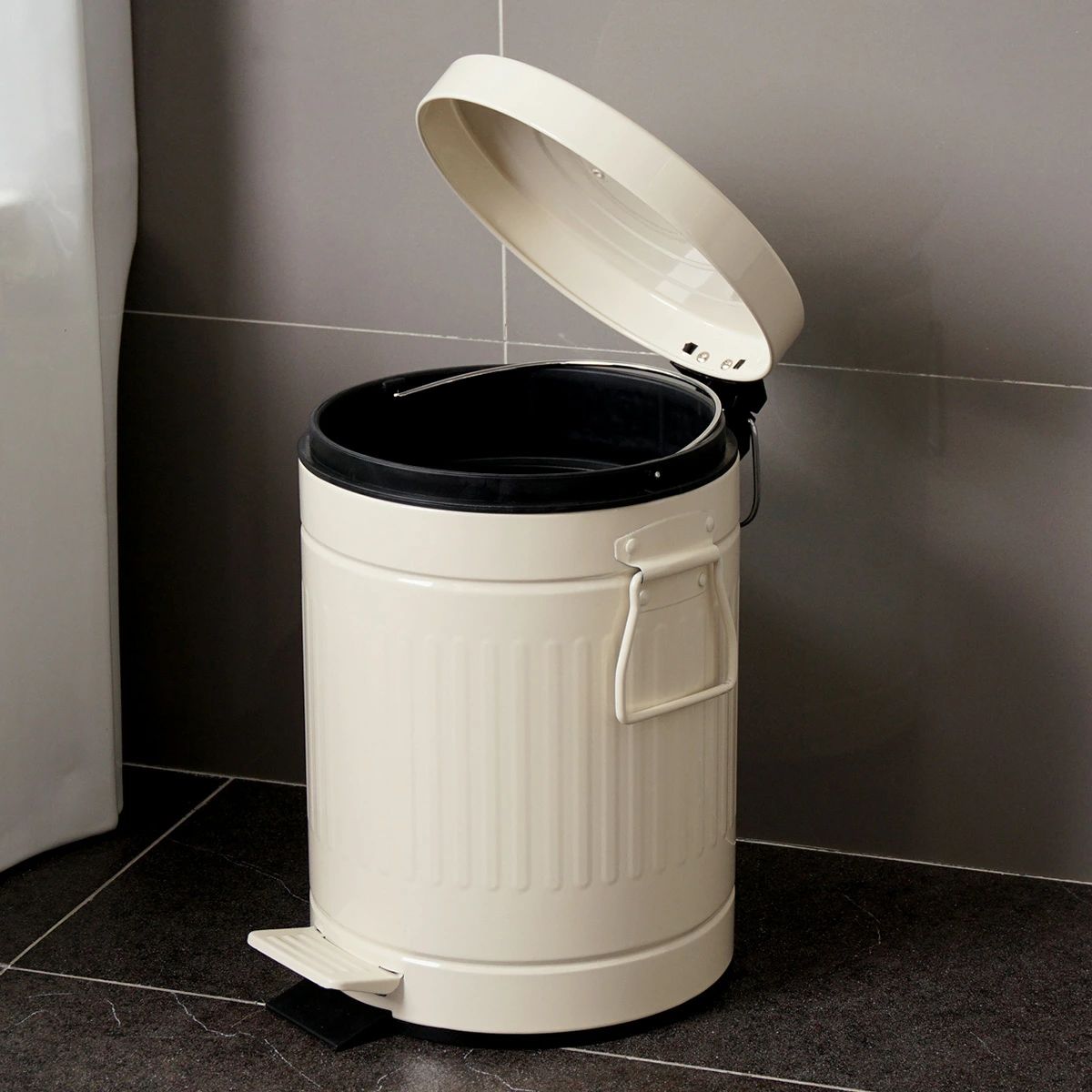 【新商品を厳選】ゴミ箱 丸型ゴミ箱 8L ペダルペール 蓋付き 静音 アイボリー色 大容量 ローマンストライプ シンプル おしゃれ