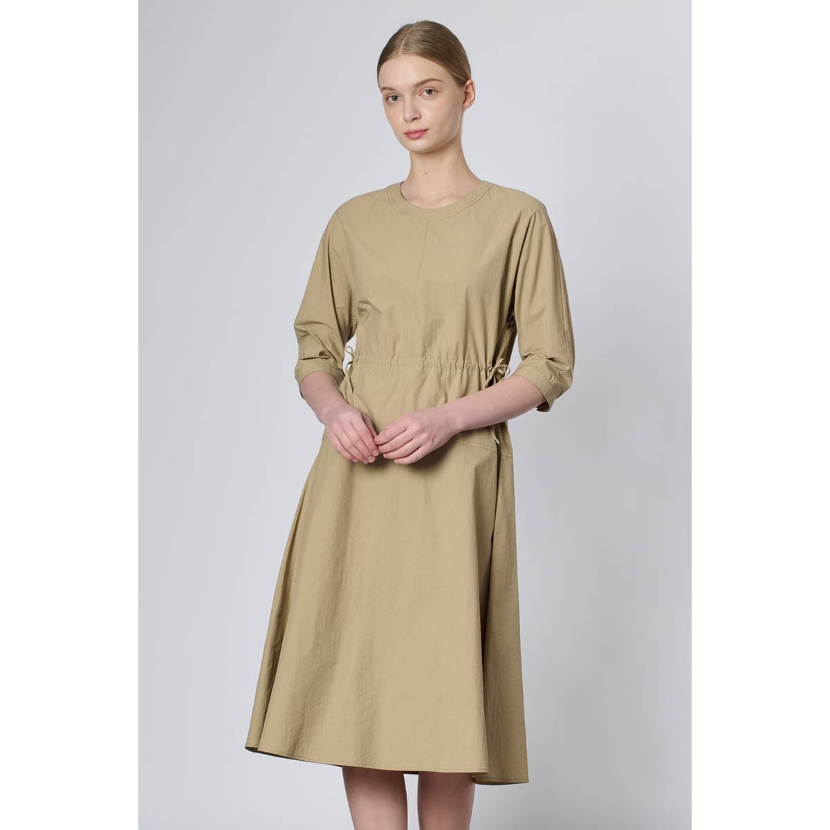 [韓国きれいめコーデ ] ラウンドネック ドローストリング フレアワンピース