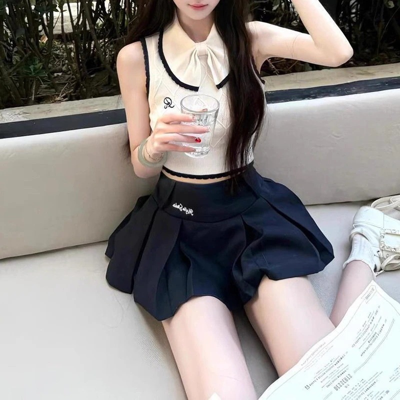 スパイシーで魅惑的なプレッピースタイルのニッチなレディースサマーニットベストトップとハイウエストプリーツスカートのツーピースセット