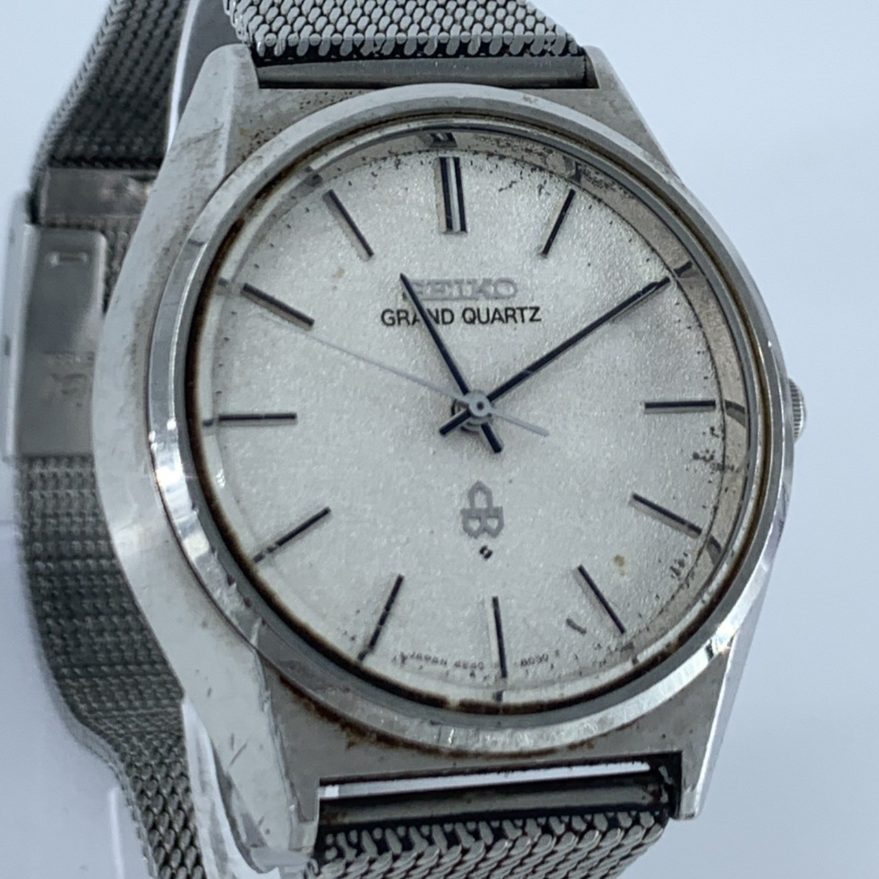 稼働美品 GRAND QUARTZ グランドクォーツ 4840-8041 クォーツ QZ 電池式 テクスチャー スノーフレークダイヤル 雪目文字盤 シルバー文字盤 メンズ腕時計 日常生活用防水 3針