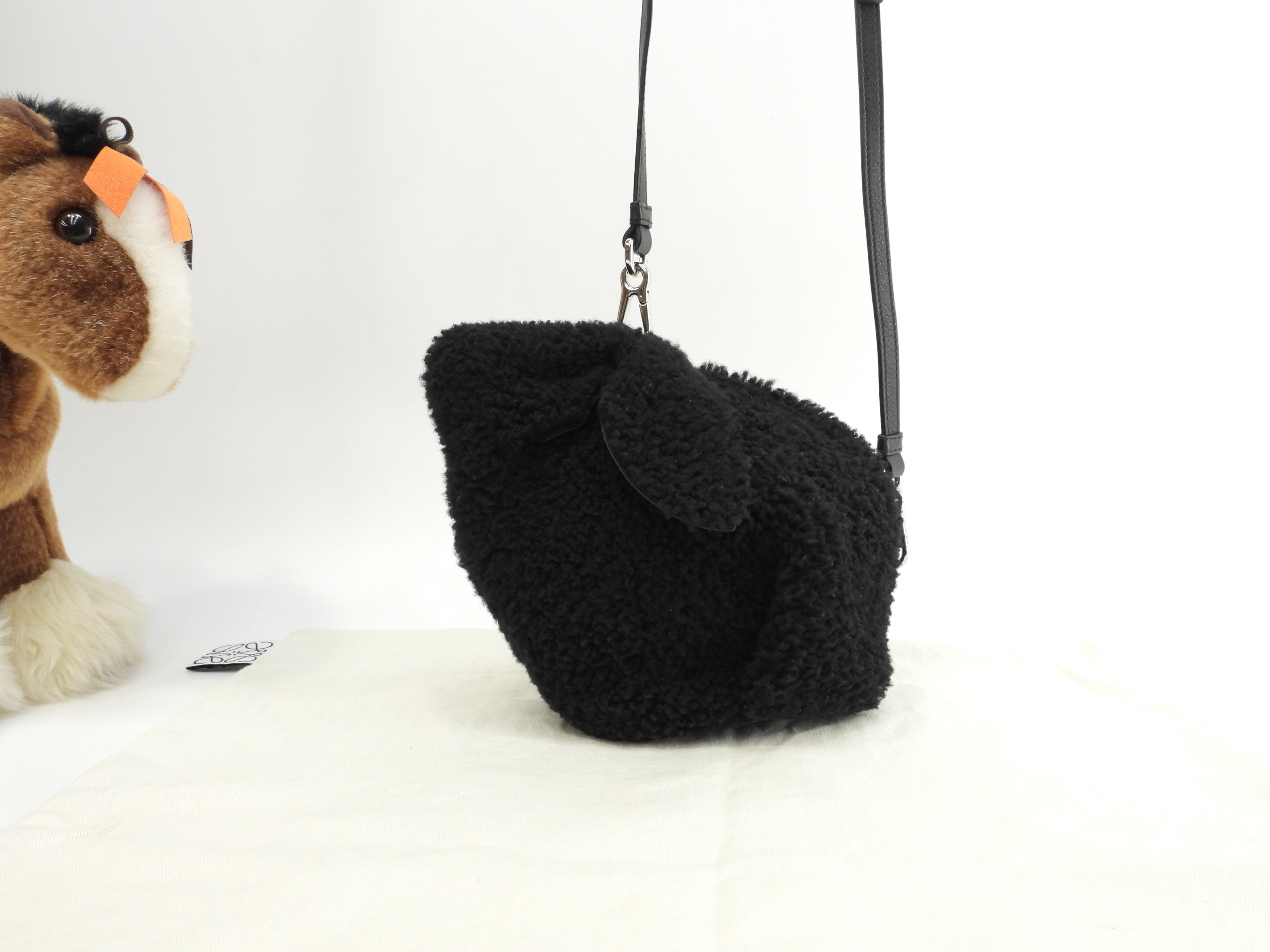 バニーミニバッグ 限定兎ムートンレザー黒 ポシェット クロスボディバッグ 美品@521819
