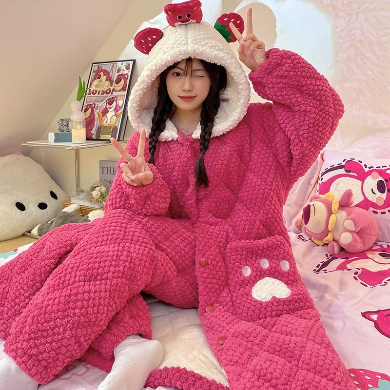 パジャマの女性は冬に厚いベルベットの三層に綿を挟んで保温して寝ている服の女性の長い冬のバスローブのフランネルの家庭服を着ている