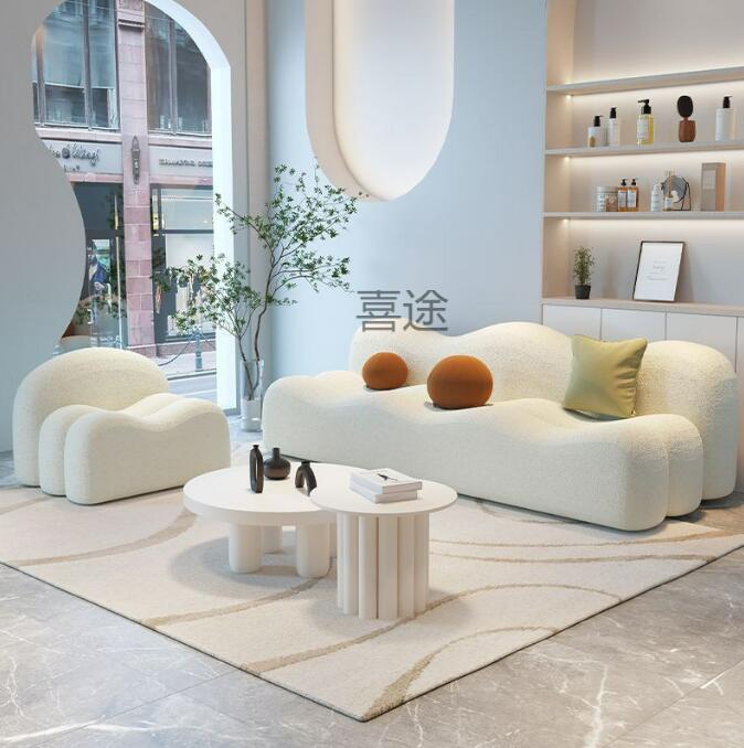 個性的な波形ソファー　北欧風カーブソファー　ラム生地のんびりソファー　リビングルーム北欧風ソファー　中庭美容院洋服店