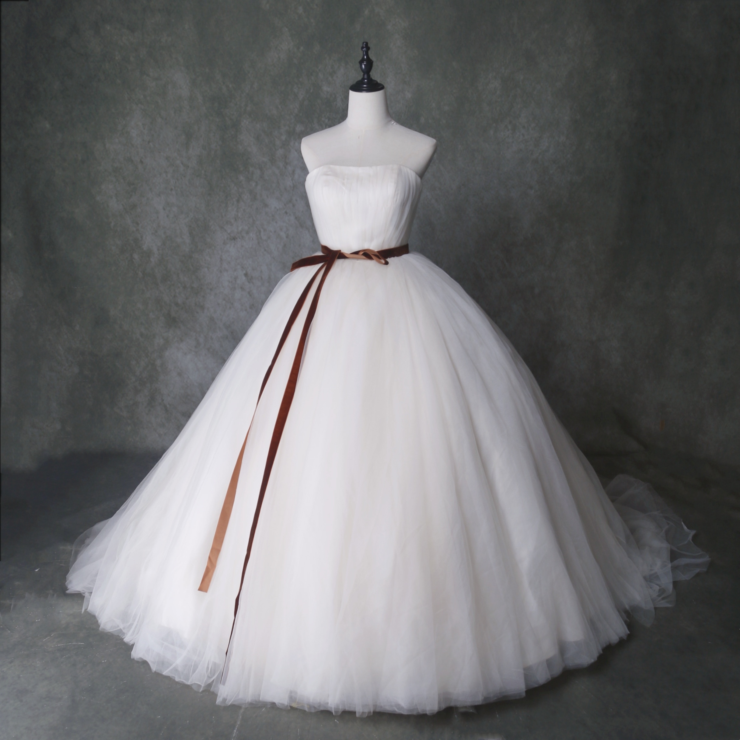 上品！カラードレス 薄シャンパンの色 ベアトップ サッシュベルト プリンセスライン 結婚式/披露宴