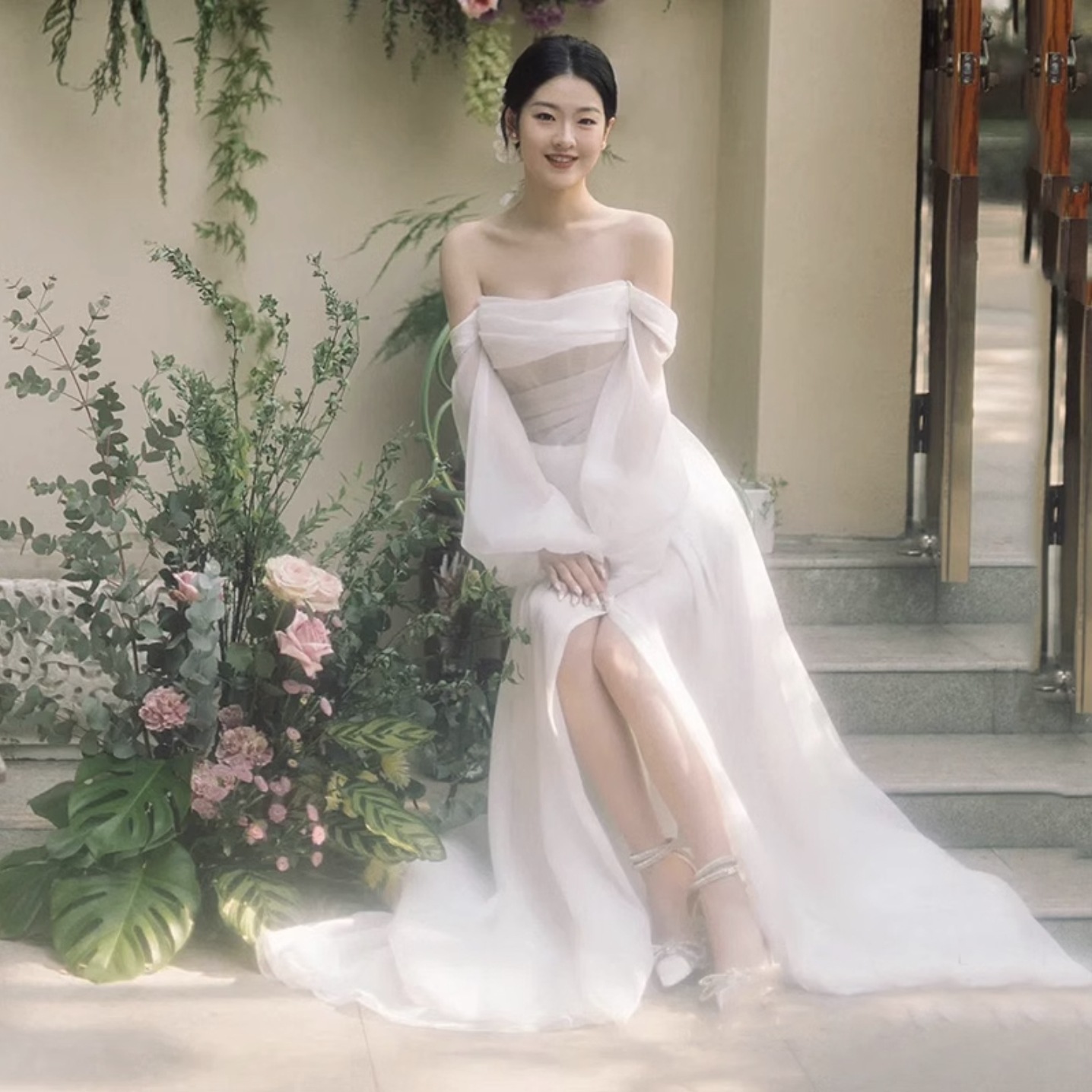 ウエディングドレス ブライダル レディース ロング バルーン袖 袖あり オフショルダー Aライン 背中開き フェミニン デコルテ 鎖骨 美背中 透け感 シースルー かわいい 大人可愛い きれいめ