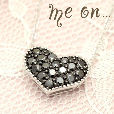 me on...まるっとした可愛らしいハートのフレーム K10ホワイトゴールド WG ハートモチーフブラックダイヤモンドパヴェネックレスクールなブラックダイヤのオシャレワンランク上の