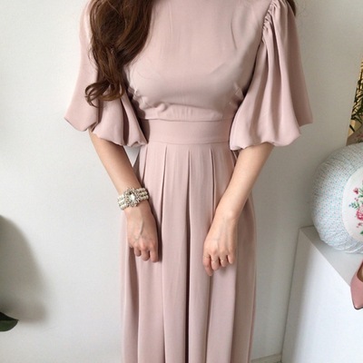 ワンピース フレア パフスリーブ 半袖 襟なし ノーカラー デザイン 美ライン ニュアンス エアリー リボン ウエストマーク 軽やか カラバリ かわいい 大人可愛い きれいめ シンプル カジュアル