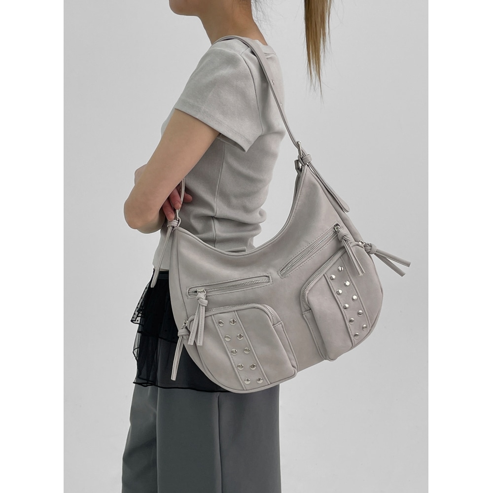 ブラックアップ【春新品】ムーバースタッズレザーショルダーバッグ