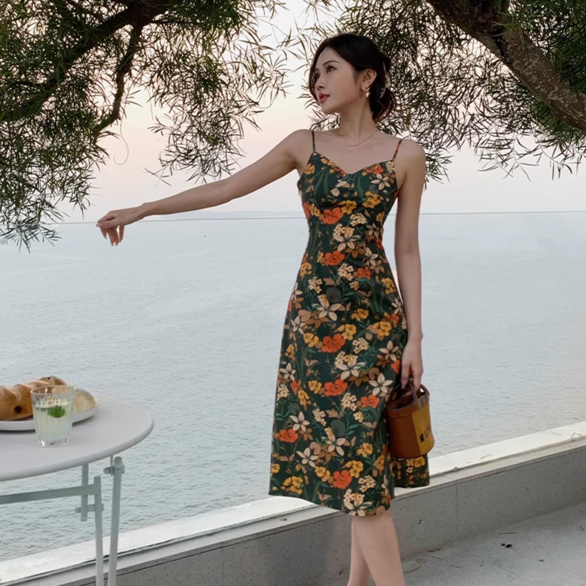 ワンピース レディース キャミソールワンピース 膝丈 袖なし キャミソール Vネック フレア スリム 背中開き フェミニン サイドジップ バックコンシャス ファスナー ボタン ポリエステル かわいい 7,224円