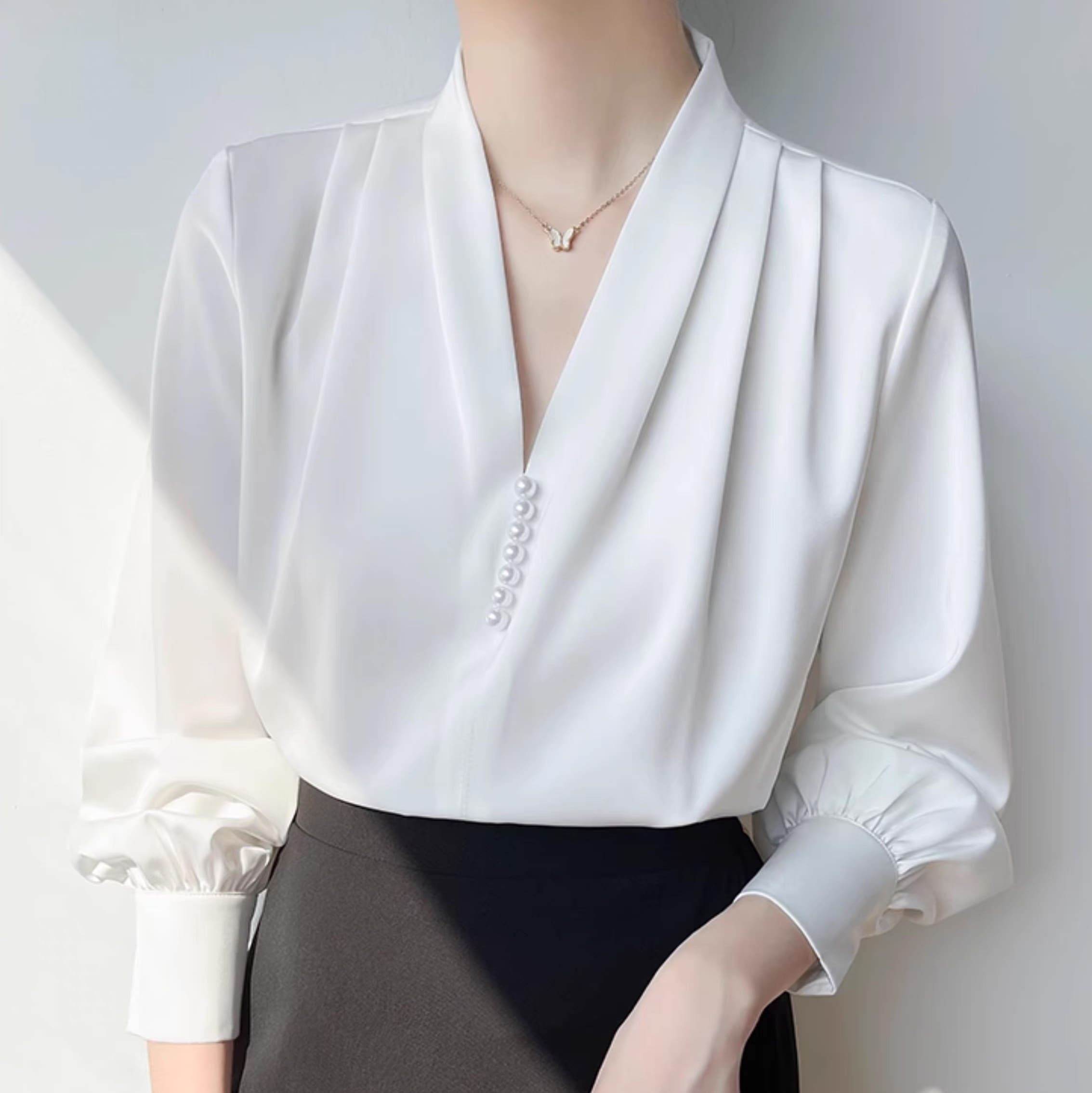 レディース トップス シャツ ブラウス 長袖 ボリューム袖 Vネック ドレープ タック コンサバ ボタン サテン かわいい 大人可愛い きれいめ シンプル 上品 おしゃれ レトロ エレガント モダン