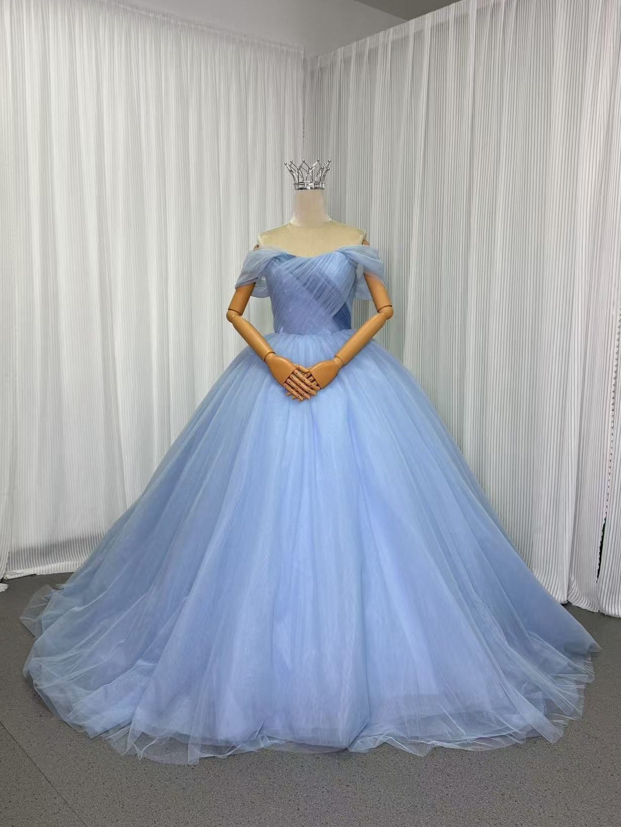 カラードレス 爽やかで優しいブルー 取り外し可能なオフショルダー 編み上げ ソフトチュール 華やかなトレーン 結婚式