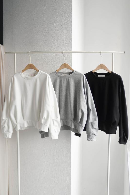 袖のシャーリングスウェットシャツ