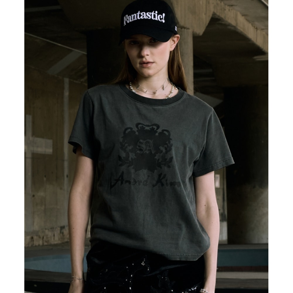 SLOW ACID アンドレキム X スローアシッドウィメンズクラシックロゴピグメントショートスリーブ T シャツ [チャコール]