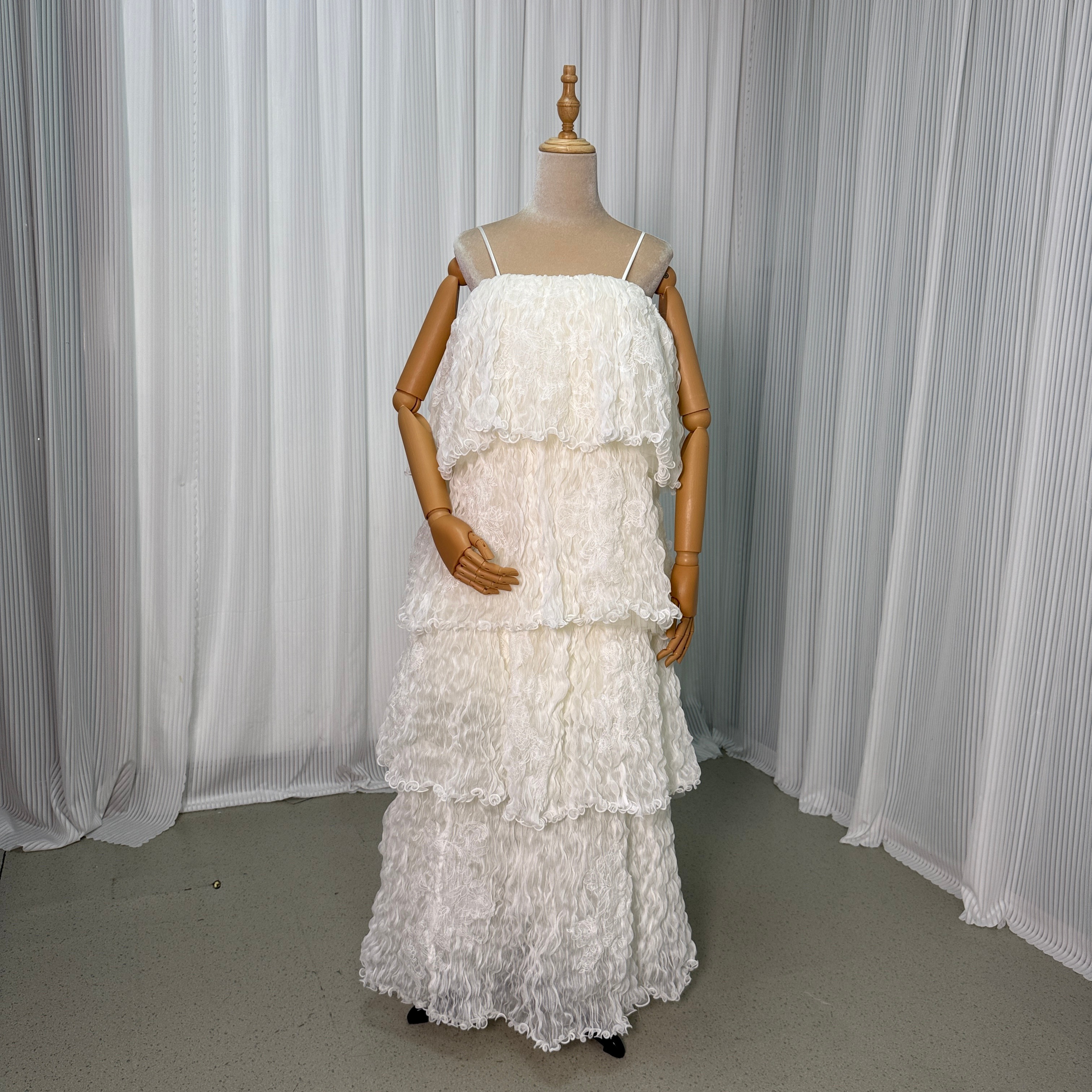 ウエディングドレス アイボリー キャミソール ラッフルフリル スレンダーライン ティアードのドレス 前撮り