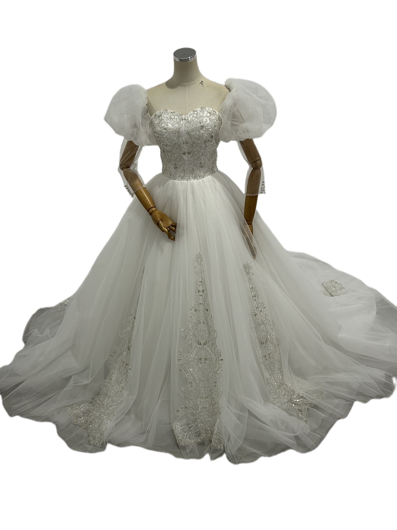 フランス風 ウェディングドレス パフスリーブ キラキラ光る刺繍 ロングトレーン 結婚式