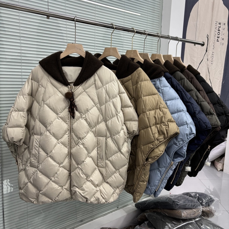 女性用の白いダックダウンニット帽とダウンベスト冬用の暖かいダイヤモンド柄ケープベスト