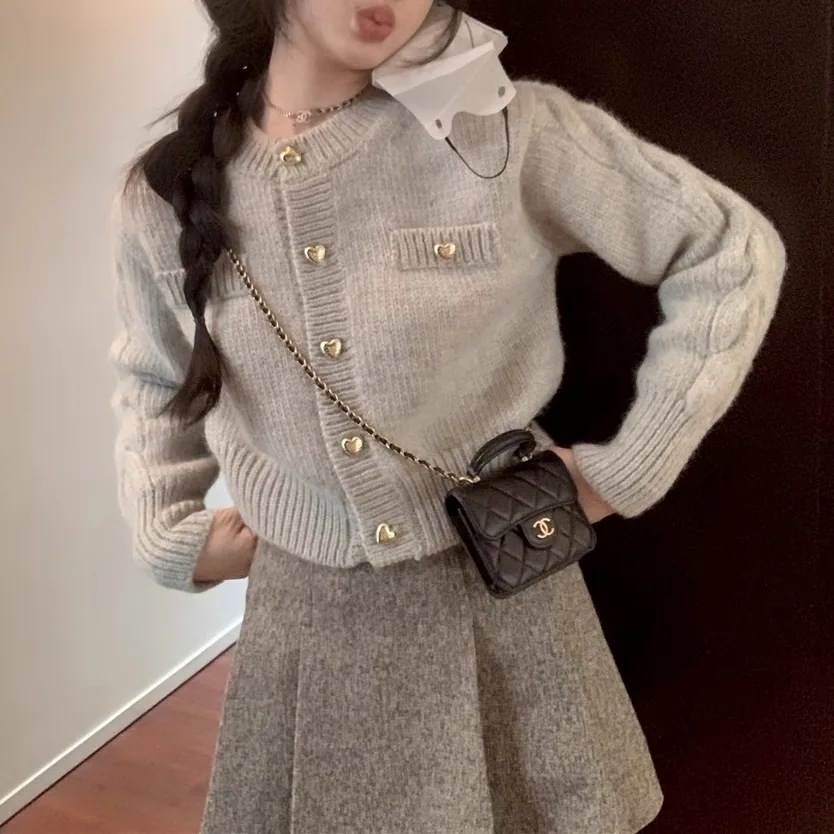 トップス カーディガン 上着 ショート 長袖 ラウンドネック 襟なし 前開き ボタン ニット かわいい 大人可愛い きれいめ シンプル 上品 おしゃれ こなれ感 ラフ ガーリー クール クラシカル カ