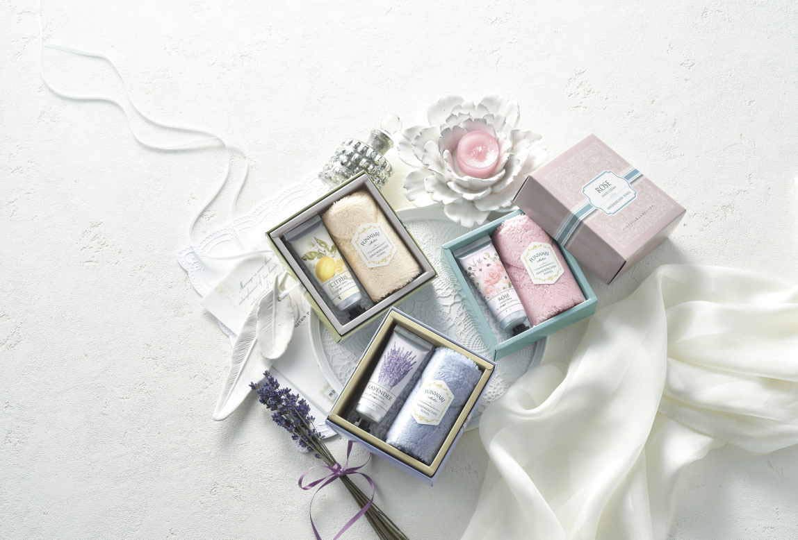 【女性向け 景品 ギフト 粗品】ハンドクリーム&ふんわりハンカチタオル 2点セット ご挨拶品 ちょっとした贈り物に Thnakyouシール付 (15個セット（2点セット×3種各5個ずつ）)