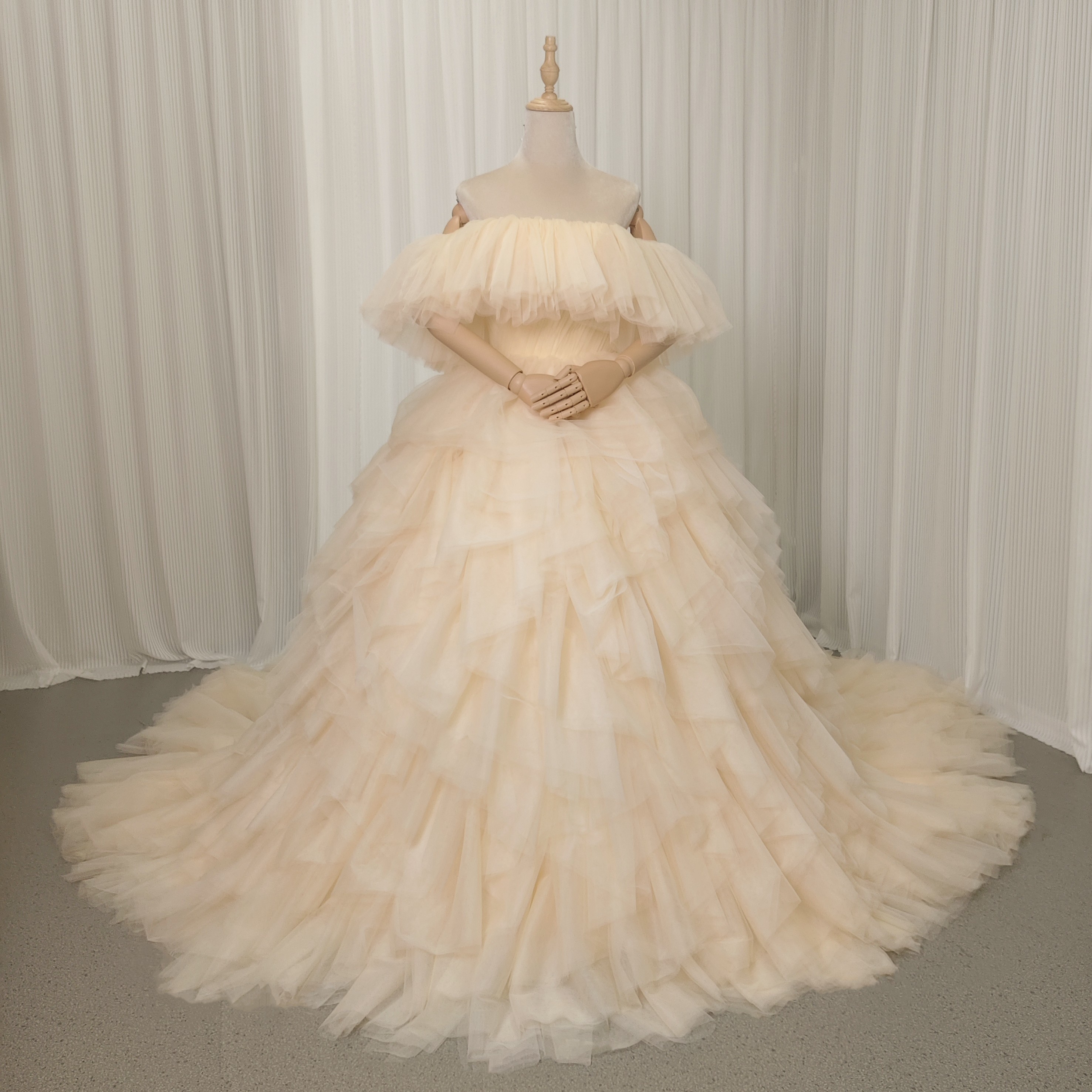 人気上昇！カラードレス シャンパン色 取り外し可能なオフショルダー 華やかなトレーン もこもこドレス 結婚式 前撮り