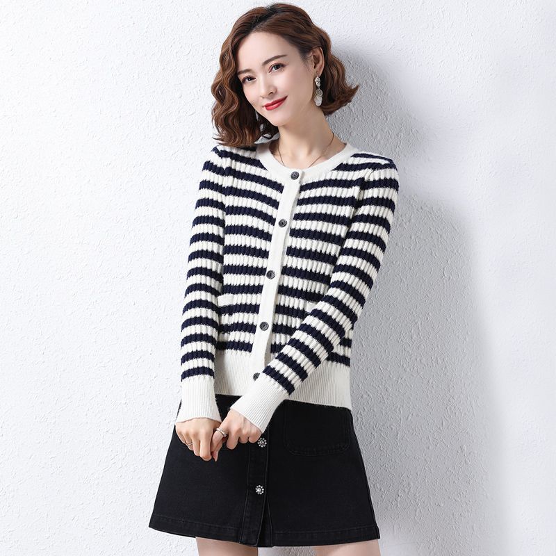 春と秋のウールの短いニットカーディガンの女性2024の新しいストライプの香りの風の外に上着の薄いセーターのコートを着ます