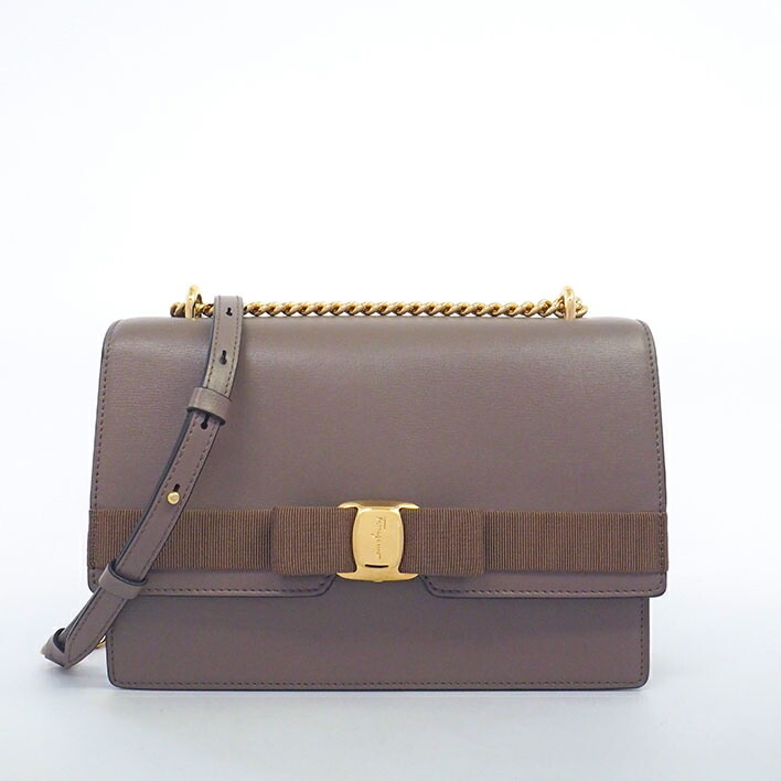 【美品】サルヴァトーレ フェラガモ フラップ リボン ゴールド金具 ヴァラ レディース 【ショルダーバッグ】