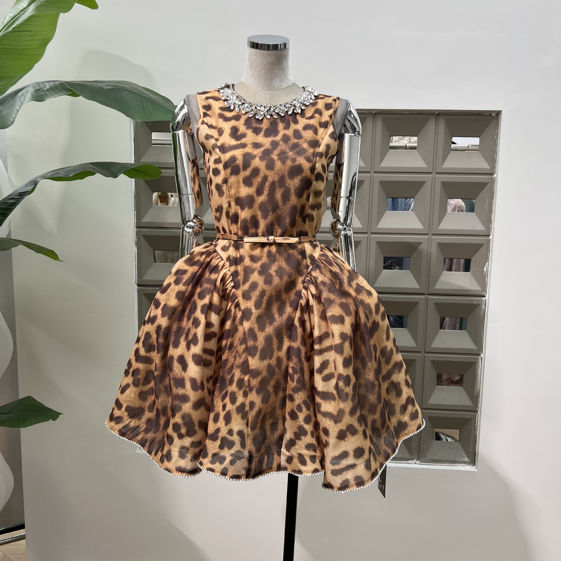 春のパーティーの晩餐会の魅力的な気質のダイヤモンドの丸首のフランスの復古の蓬蓬が腰のワンピースを収めてストラップを配合します