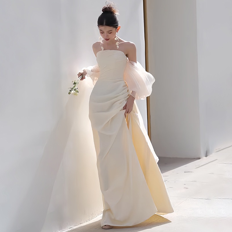 韓国 ワンピース フランスのビスチェ軽い結婚式の花嫁の女性シニアセンスサテン白ニッチ歓迎ドア糸イブニングドレススカートシンプルなうち