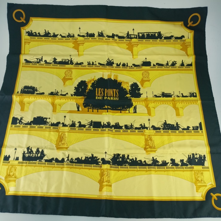 スカーフ カレ90 シルク100% - LES PONTS DE PARIS パリの橋 ブラック イエロー 大判 ストール マフラー ブランド 高級 アクセサリー 大人可愛い【本物保証】