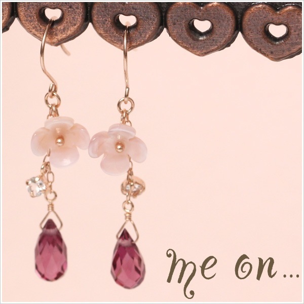 me on... ピンクシェル ロードライトガーネット K10PG フックピアス 発送目安２-３週間